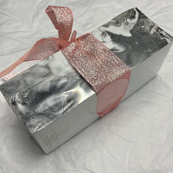 Sealed with a 💋~ Notepad with rose gold color Pen 2.75 x 6.5 x 2.25 inches - Picture 2 of 3